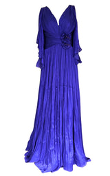 Elegantes Chiffon-Abendkleid mit Blumenbrosche in Blau