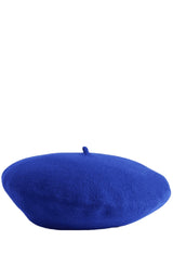 قبعة من الصوف باللون الأزرق
