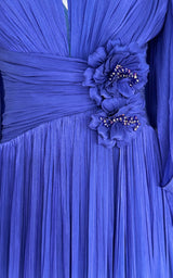 Elegantes Chiffon-Abendkleid mit Blumenbrosche in Blau