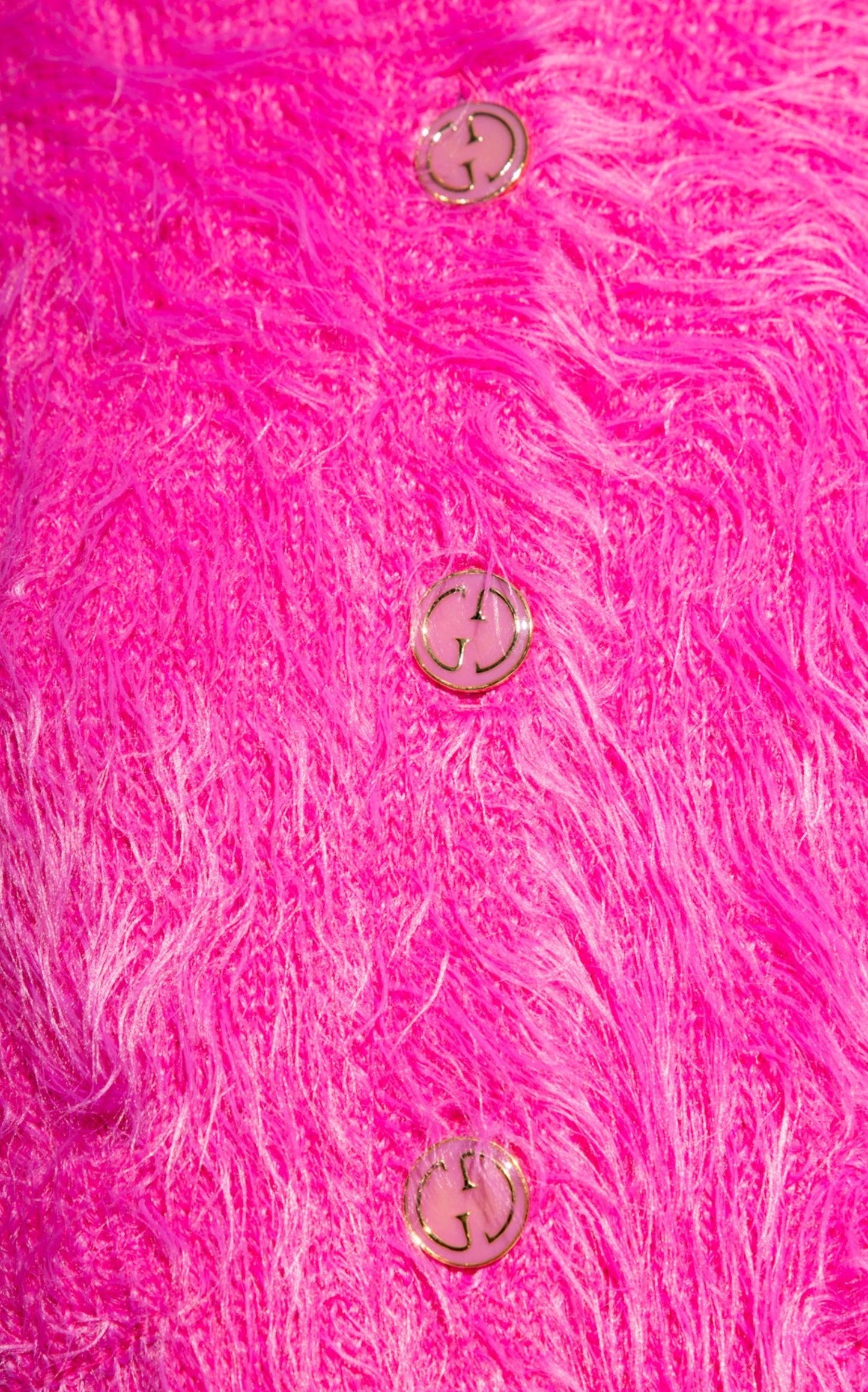 Rosa Strickjacke aus gebürsteter Wolle